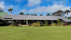 A two-story building with a flat roof and a covered porch. - Fletcher Christian Apartments (Norfolk Island)
