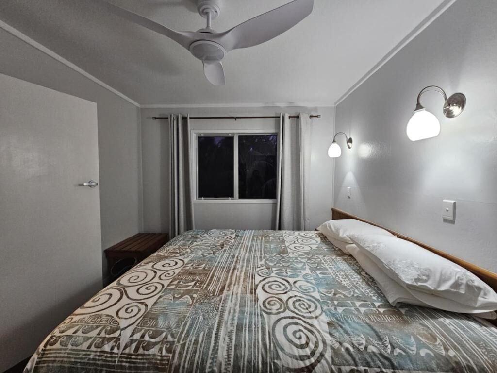 Muebles diferentes, cortinas blackout y tabla de planchar con plancha 