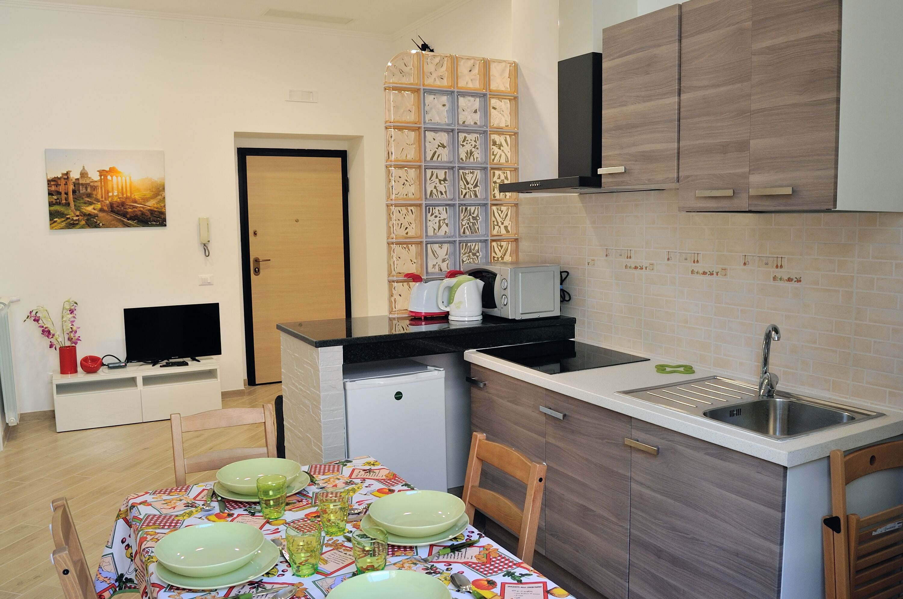 Refrigerador, microondas, placa de cocina, cafetera/tetera