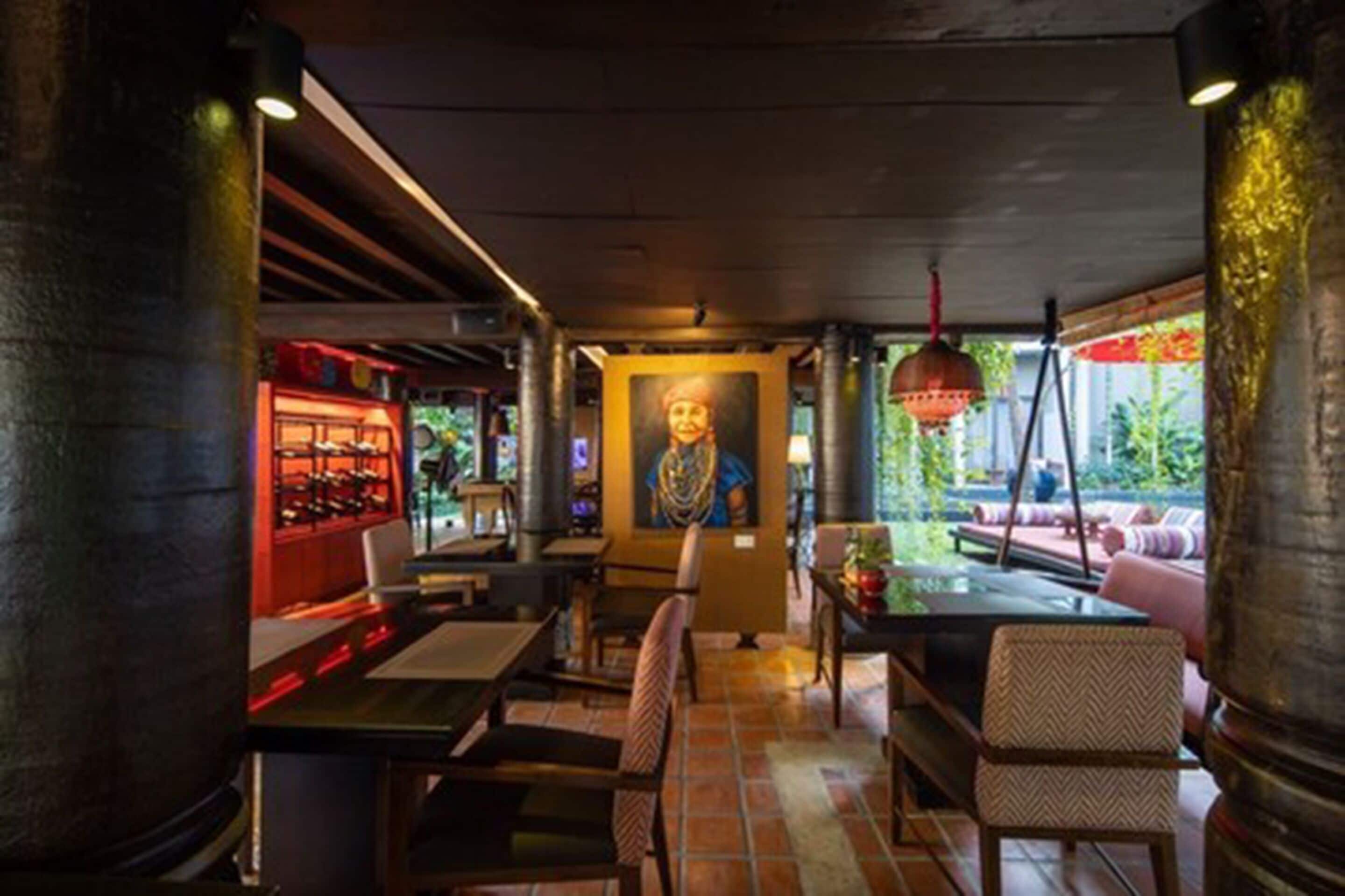 2 restaurants, breakfast served