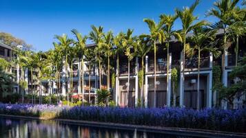 Außenpool, geöffnet von 06:00 Uhr bis 20:00 Uhr, Sonnenschirme