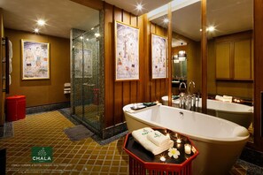 Junior Suite | Bathroom | Free toiletries, hair dryer, bathrobes, slippers - Chala Number 6 Hotel (Chiang Mai)