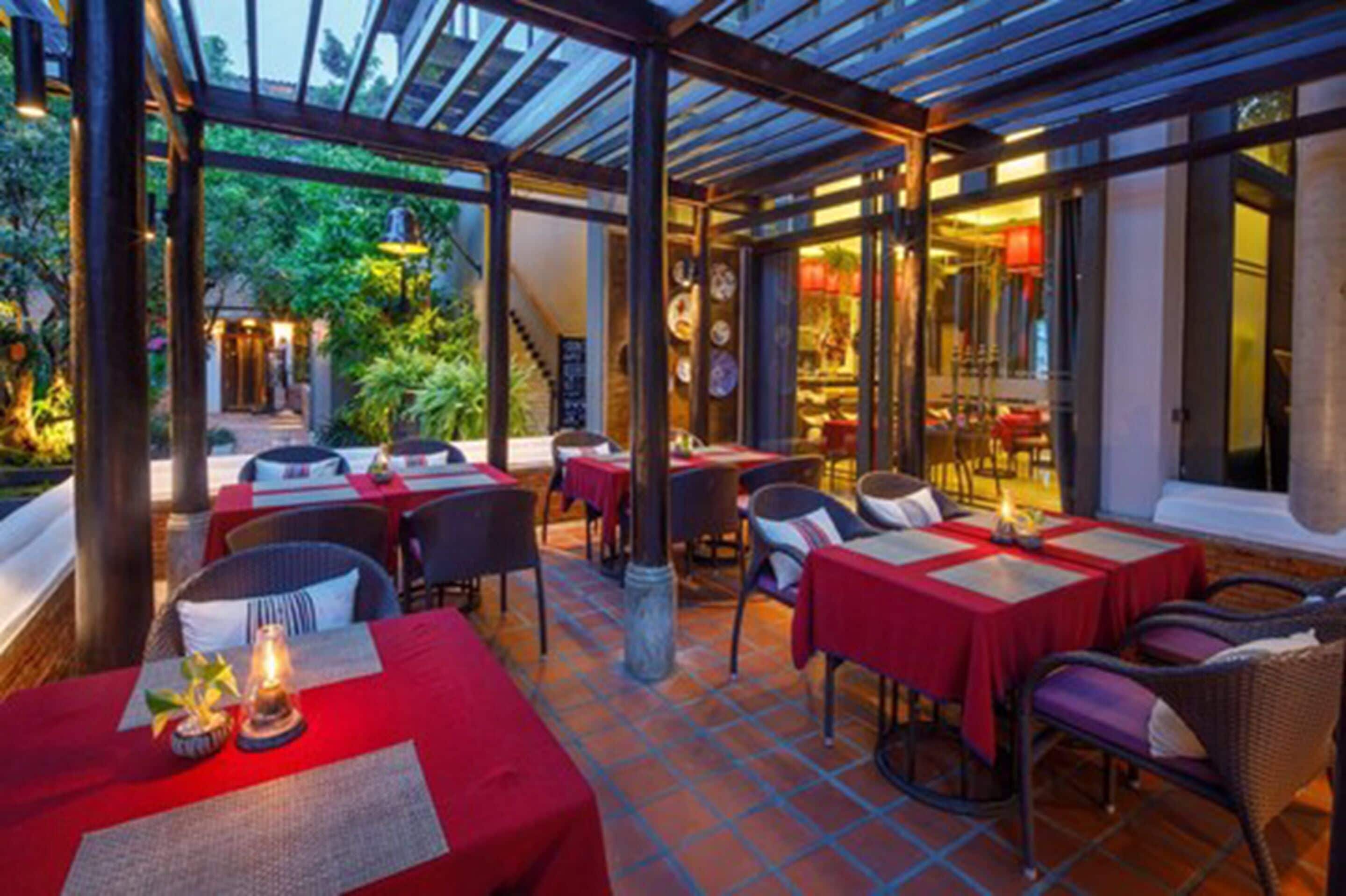 2 restaurants, breakfast served