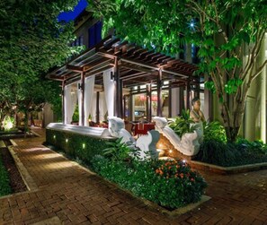 2 restaurants, breakfast served - Chala Number 6 Hotel (Chiang Mai)