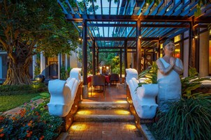 2 restaurantes, se sirve desayuno 