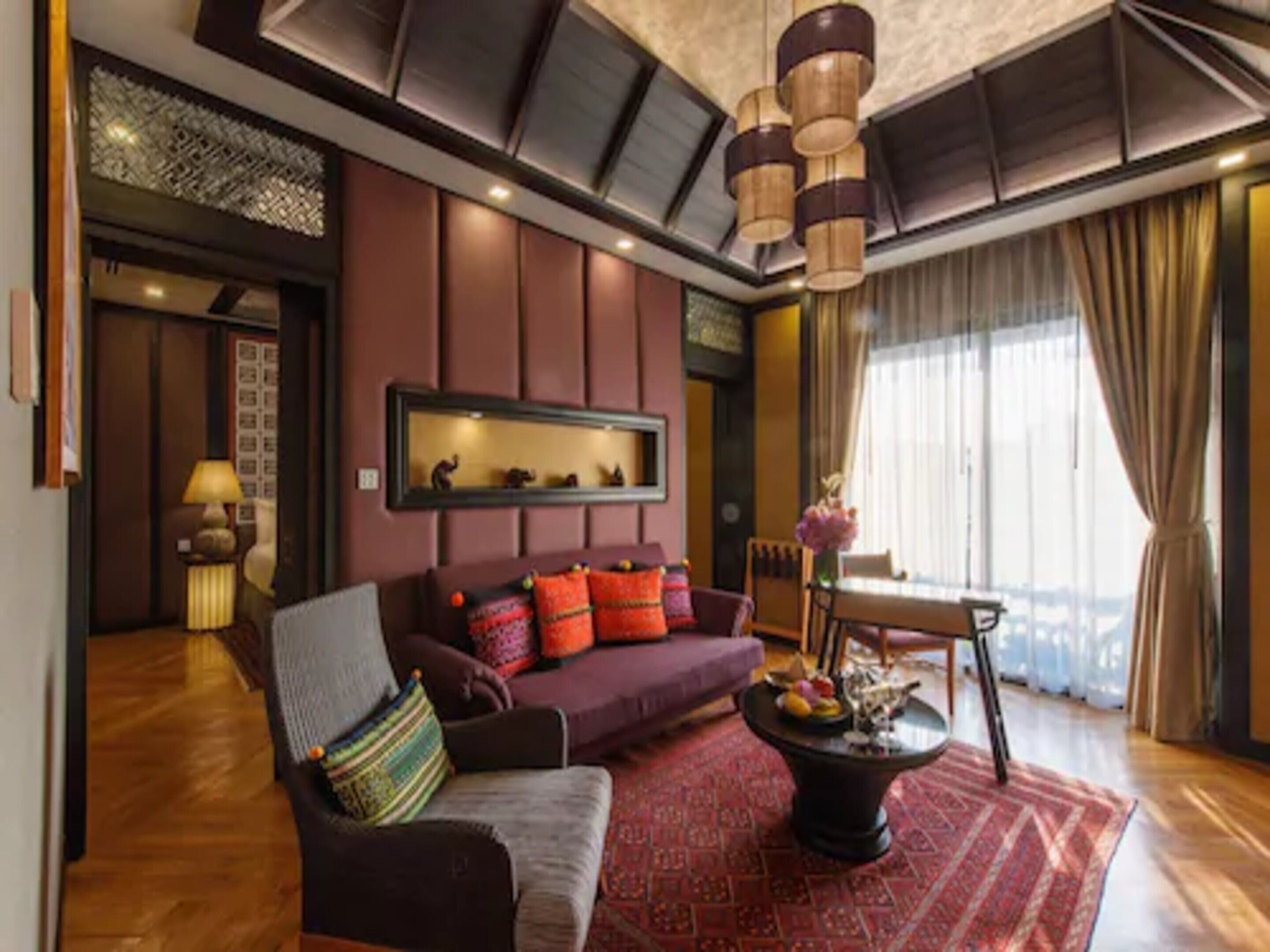 Chala Royal Suite | Wohnzimmer | 50-Zoll-Smart-TV mit Digitalempfang, Fernseher, Kamin