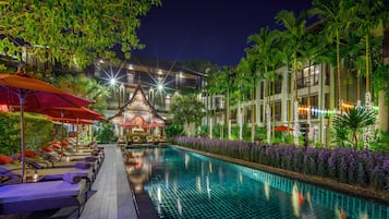 Piscina externa, funciona das 6h às 20h, guarda-sóis, espreguiçadeiras