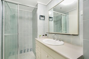 Deluxe Apartment, 2 Bedrooms, Ocean View | Bathroom | Separate bathtub and shower, free toiletries, hair dryer - Imperial Surf No.23 (Surfers Paradise)