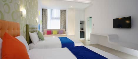 Phòng 4 tiện nghi đơn giản, quang cảnh thành phố (Min occupancy 2 people) | Bàn, màn/rèm cản sáng, phòng cách âm, giường gấp/giường phụ (phụ phí)