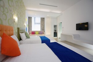 Habitación cuádruple Confort, vistas a la ciudad (Min occupancy 2 people) | Escritorio, cortinas opacas, sistema de insonorización y wifi gratis