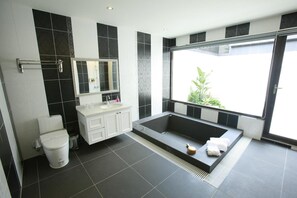 Separate tub and shower, free toiletries, hair dryer, slippers - Green Life Spa (Jiaoxi)