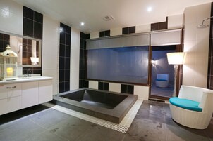 Habitación cuádruple Deluxe, varias camas (Min occupancy 2 people) | Baño | Bañera y ducha independientes y artículos de higiene personal gratuitos