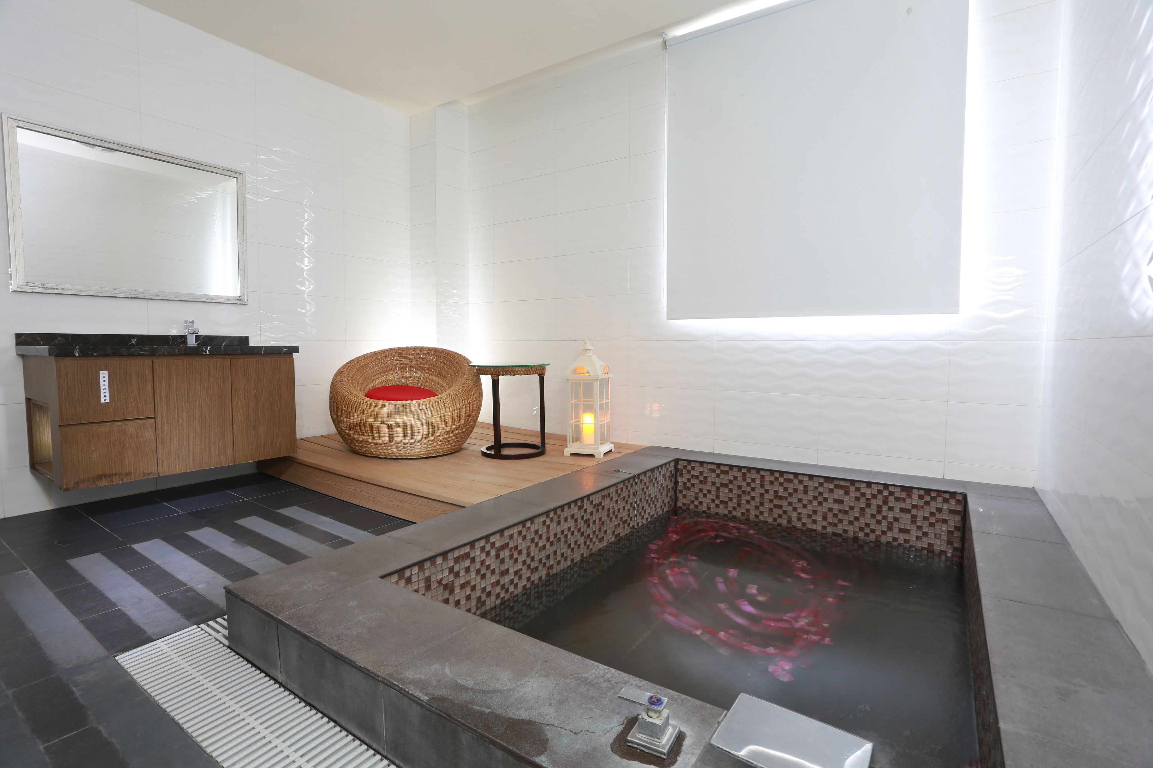 高級雙人房, 城市景觀 (基於安全考量，至少2位旅客入住) | 浴室 | 獨立浴缸和淋浴設備、免費盥洗用品、吹風機、拖鞋