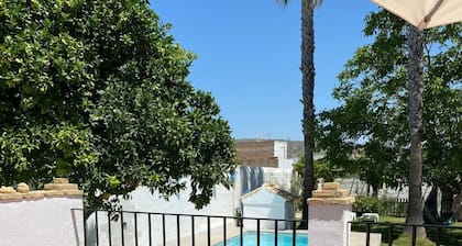 CASA ANA: Muy tranquila, con jardín y piscina para relajarse