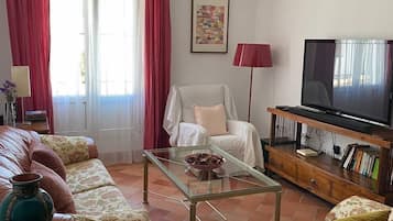 Smart TV, libros, estéreo