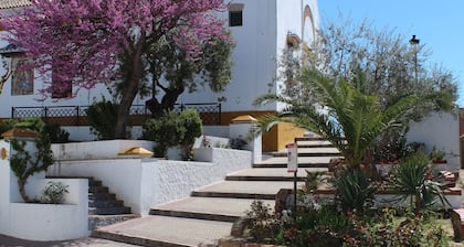 CASA ANA: Very quiet with garden and pool to relax
