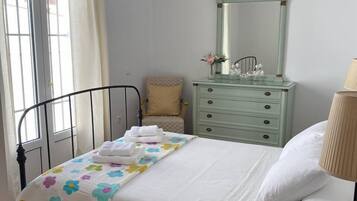 3 Schlafzimmer, Schreibtisch, Bügeleisen/Bügelbrett, Reisekinderbett