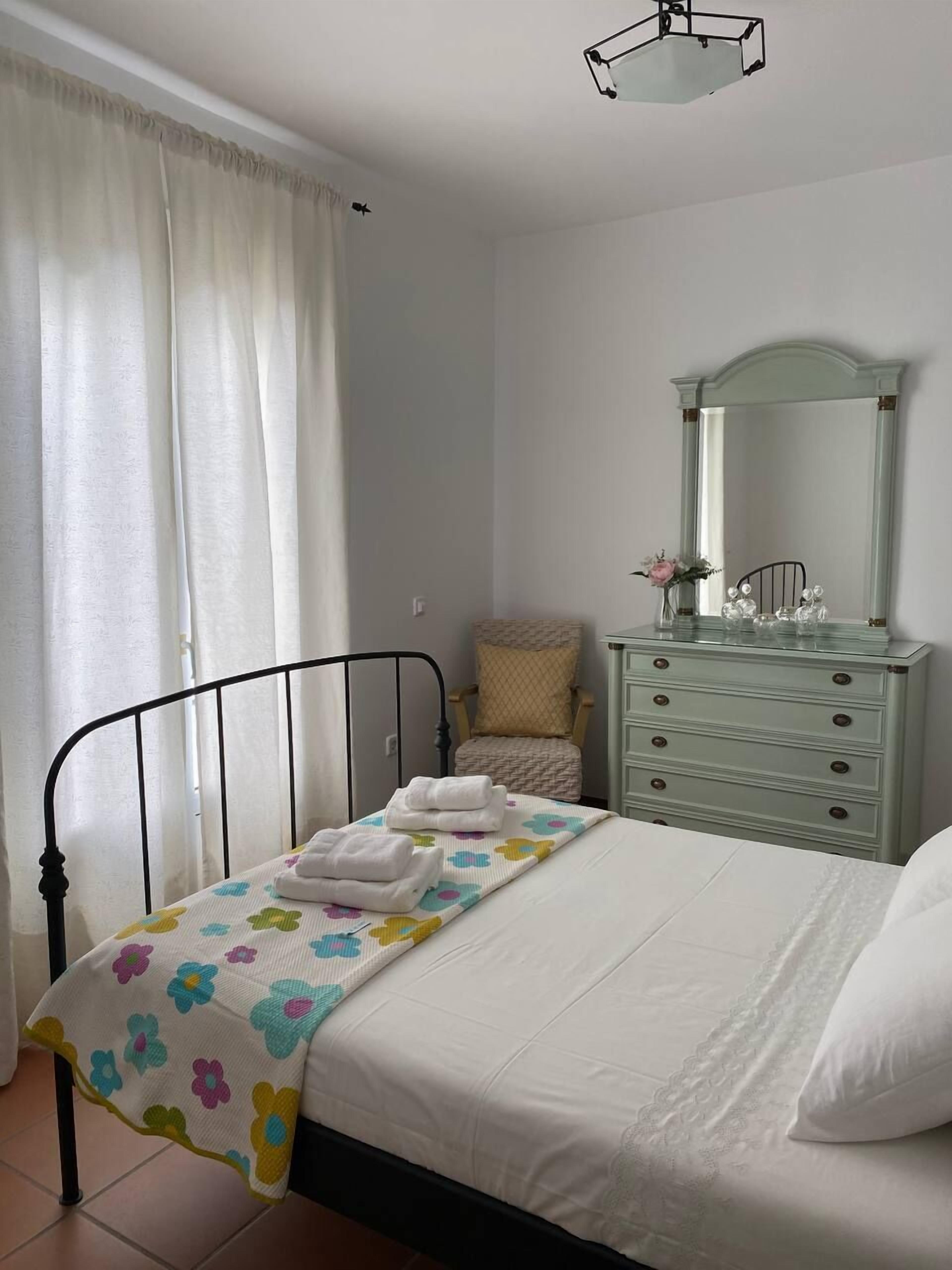 3 makuuhuonetta, silitysrauta/-lauta, vauvan matkasänky, Wi-Fi