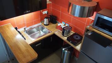 Microwave, coffee/tea maker, electric kettle, toaster