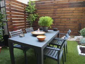Outdoor dining - Under the shade of Acropolis (Athina)