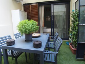 Outdoor dining - Under the shade of Acropolis (Athina)