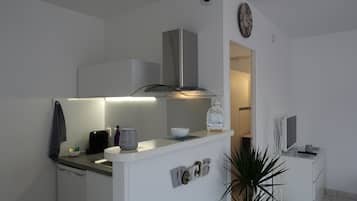 Réfrigérateur, micro-ondes, plaque de cuisson, cafetiÚre/bouilloire
