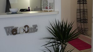 Une cuisine moderne dotée d’une cuisinière intégrée, d’un crédence blanche et d’un panneau décoratif accueillant.