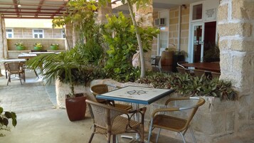 供应早餐、午餐和晚餐