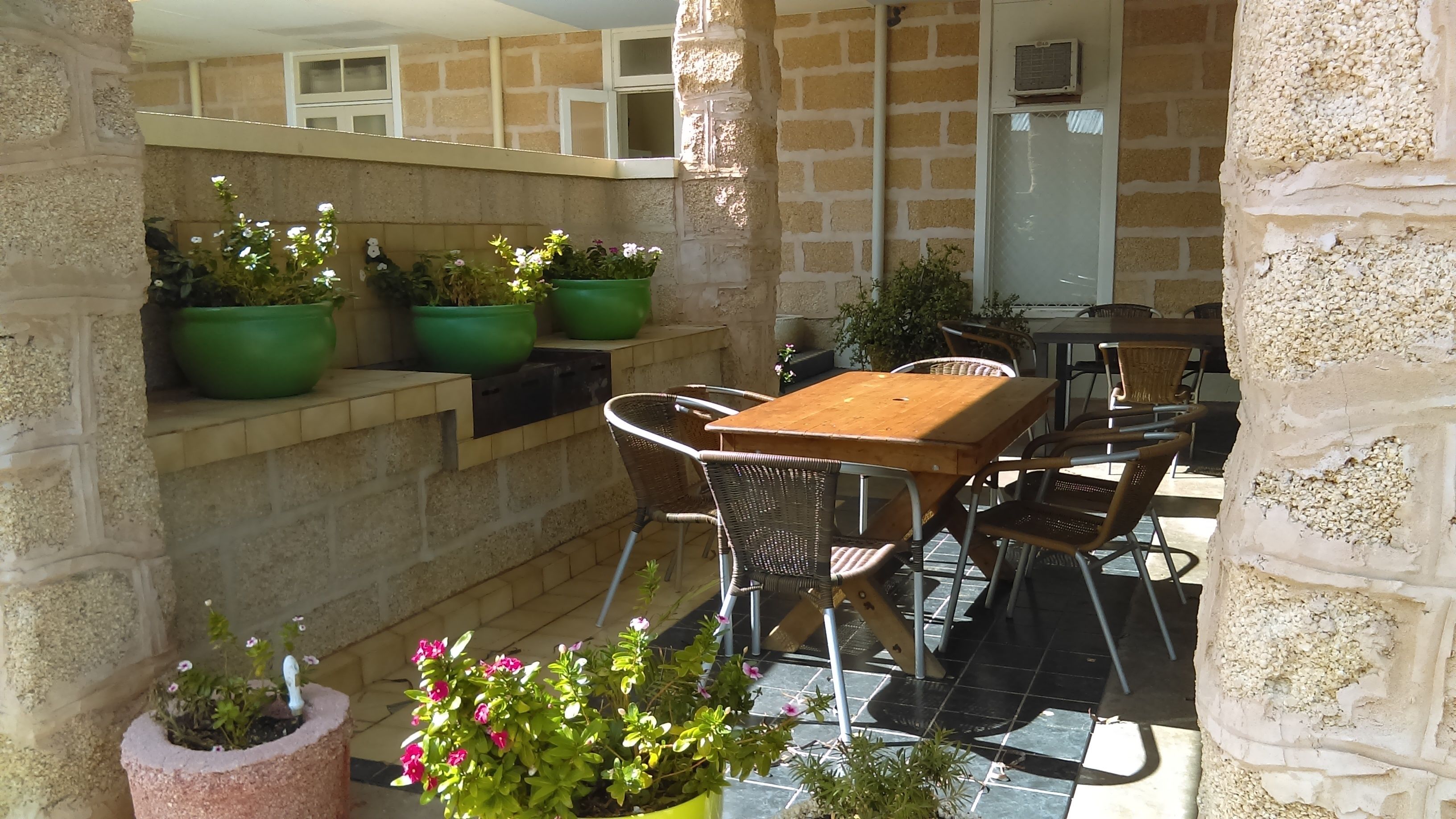 Serveert ontbijt, lunch en diner