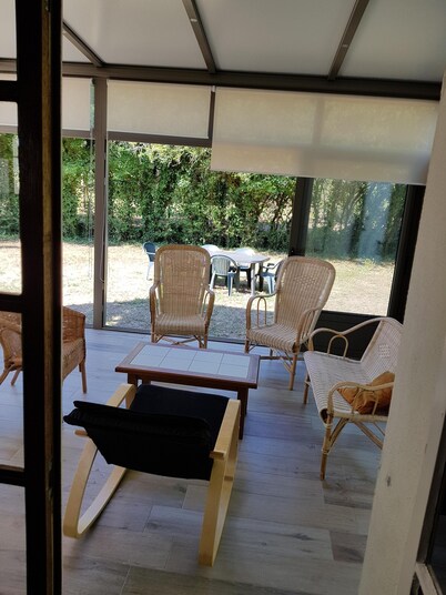 On the Breton coast, beaches and shops on foot.