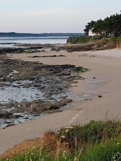 On the Breton coast, beaches and shops on foot.