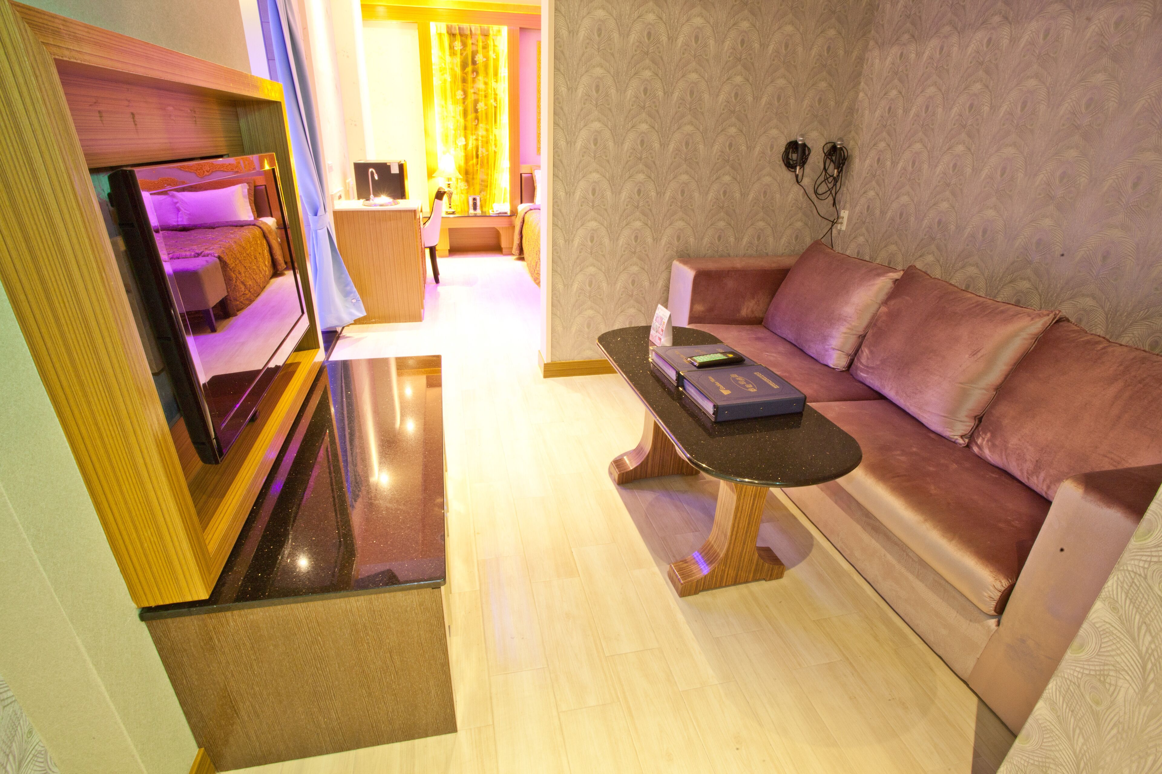 Een moderne woonkamer met een bank, een salontafel en een televisie.
