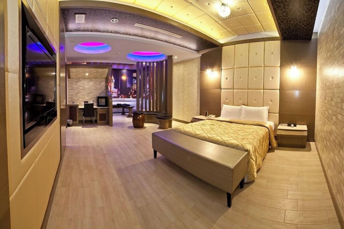 Minibar, bàn, màn/rèm cản sáng, truy cập Internet không dây miễn phí 