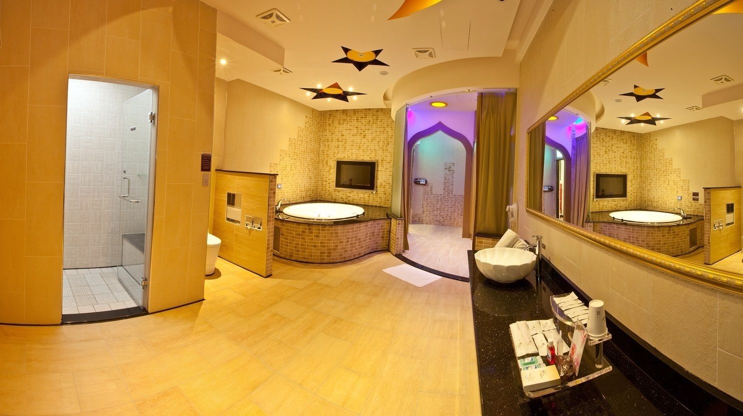 Bañera y ducha independientes, secador de pelo, pantuflas, toallas