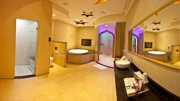 薇風尊爵房 | 浴室 | 獨立浴缸和淋浴設備、吹風機、拖鞋、毛巾