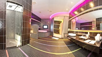 Luxury Double Room | Bathroom | Separate tub and shower, hair dryer, slippers, towels