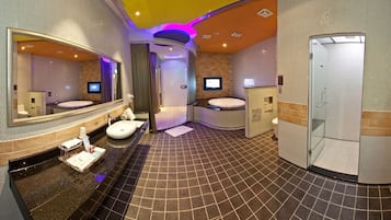 Luxury Double Room | Bathroom | Separate tub and shower, hair dryer, slippers, towels