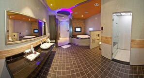 Habitación de lujo doble | Baño | Bañera y ducha independientes, secador de pelo, zapatillas y toallas