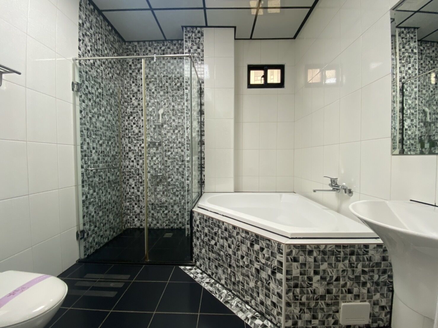 Ein Badezimmer mit Dusche, Badewanne und Waschbecken.