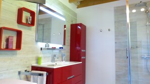 Douche, séchoir à cheveux, serviettes fournies, savon