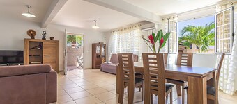 Bunnen av villa med basseng