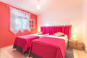 2 slaapkamers, een bureau, een strijkplank/strijkijzer, reisbedje