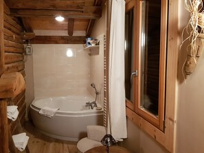Badewanne, Haartrockner, Handtücher, Toilettenpapier