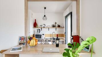 Geladeira, micro-ondas, fogĂŁo, cooktop