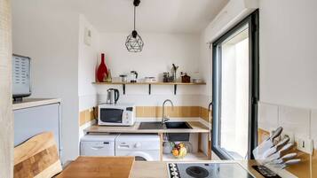 Réfrigérateur, micro-ondes, four, plaque de cuisson