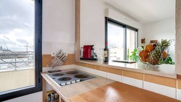 Réfrigérateur, micro-ondes, four, plaque de cuisson