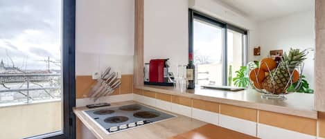 Réfrigérateur, micro-ondes, four, plaque de cuisson