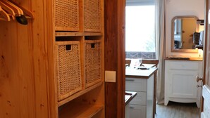 Un intérieur en bois comprenant un espace cuisine, avec un comptoir et des placards.