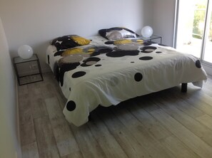 2 habitaciones, escritorio y tabla de planchar con plancha 