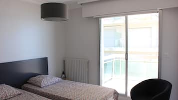 2 bedrooms, desk, iron/ironing board, travel crib